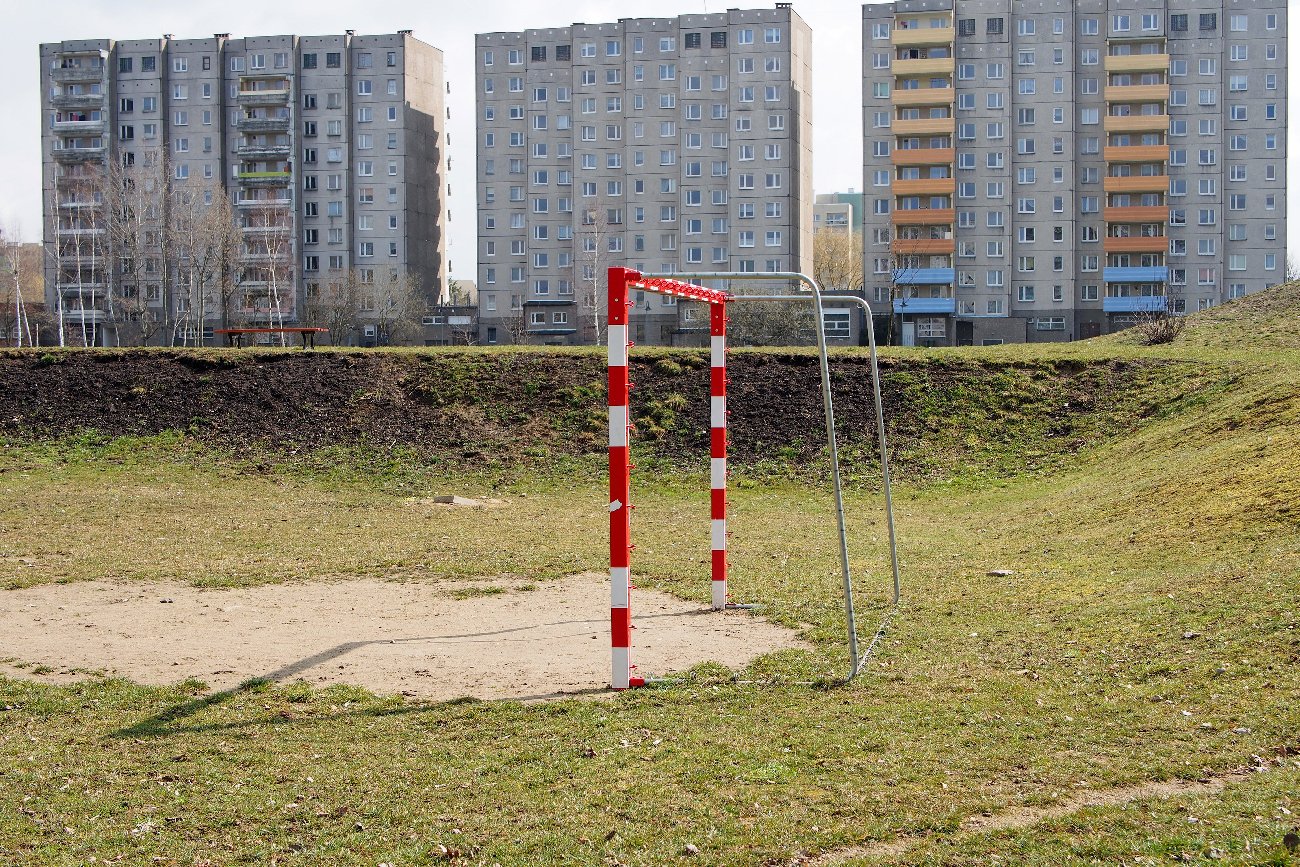 puste boisko piłkarskie na polskim osiedlu starego typu