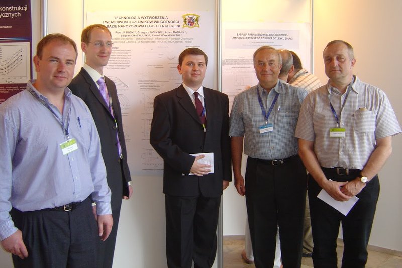 Grzegorz Jasiński [w środku], twórca udoskonalonego analizatora gazów docenionego w konkursie Lider