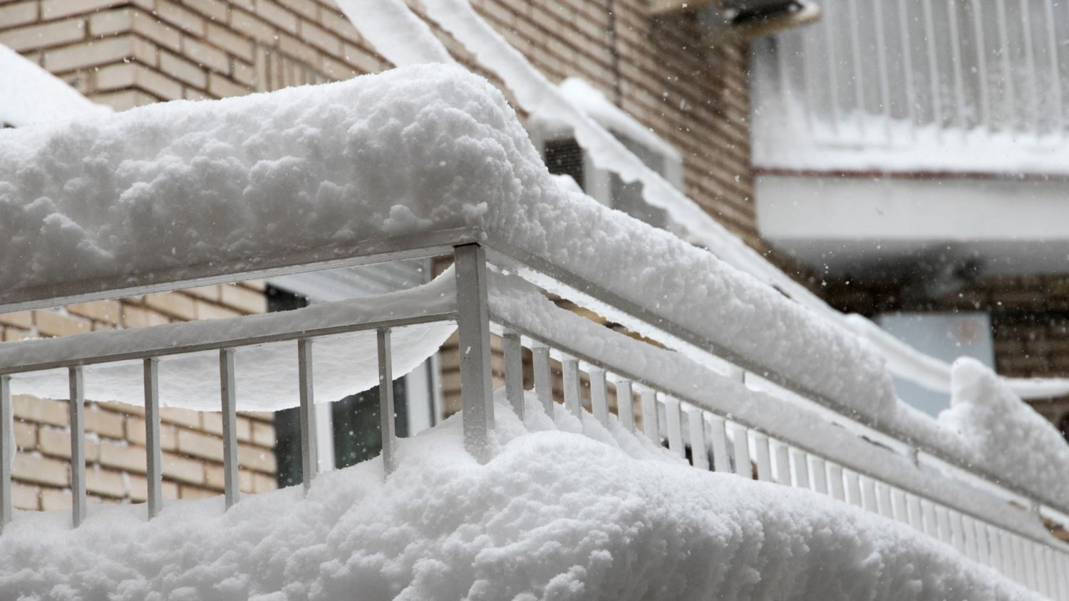 Nieodśnieżony balkon zimą.