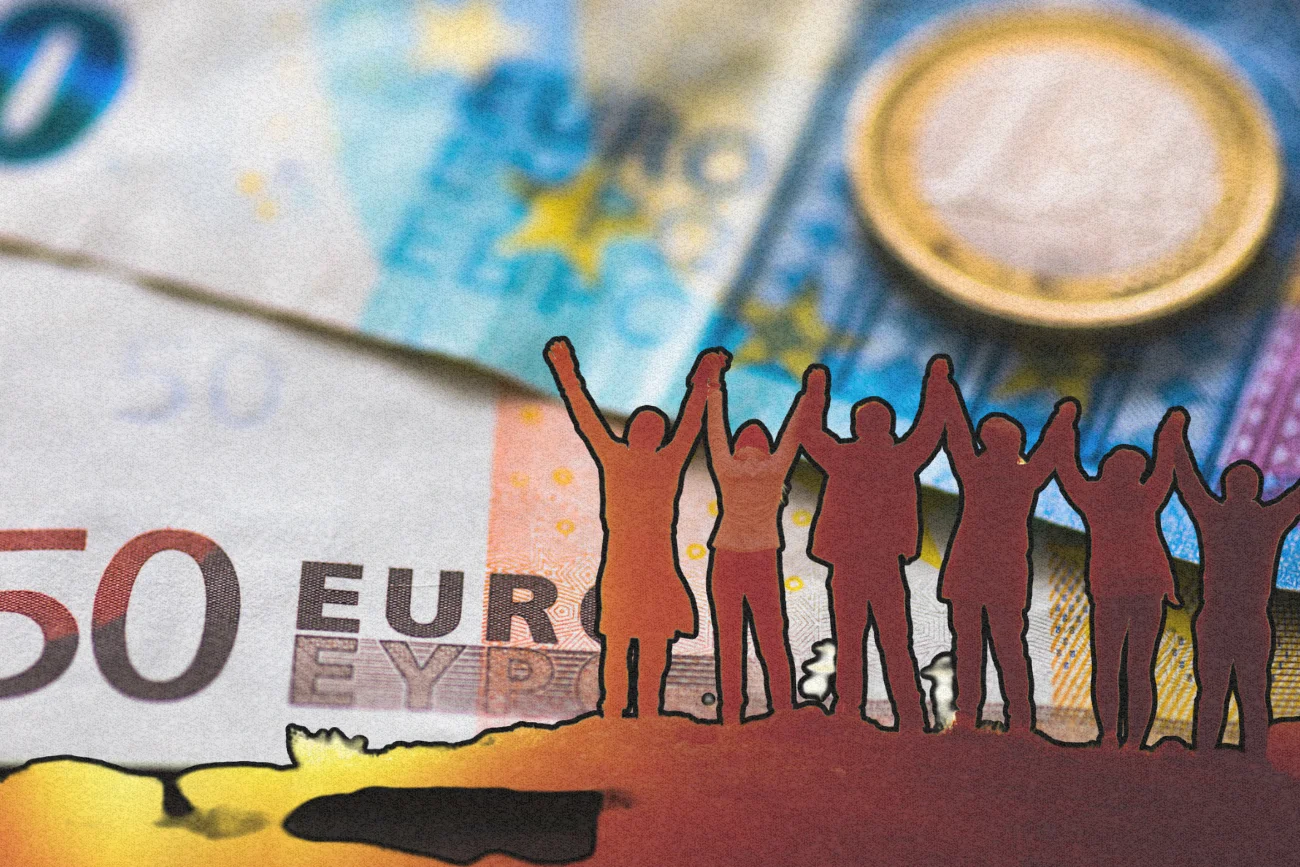 Radośni ludzie na tle euro.