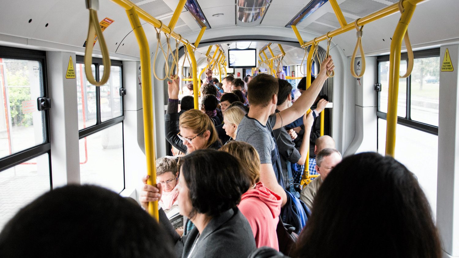 Zdarza się, że autobusy i tramwaje jeżdżą, jak chcą. W takich sytuacjach pomocne są aplikacje