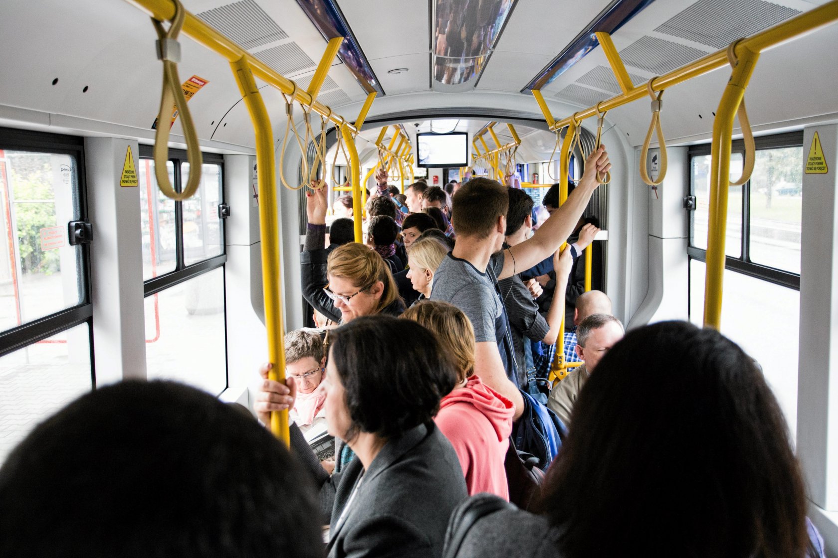 Zdarza się, że autobusy i tramwaje jeżdżą, jak chcą. W takich sytuacjach pomocne są aplikacje