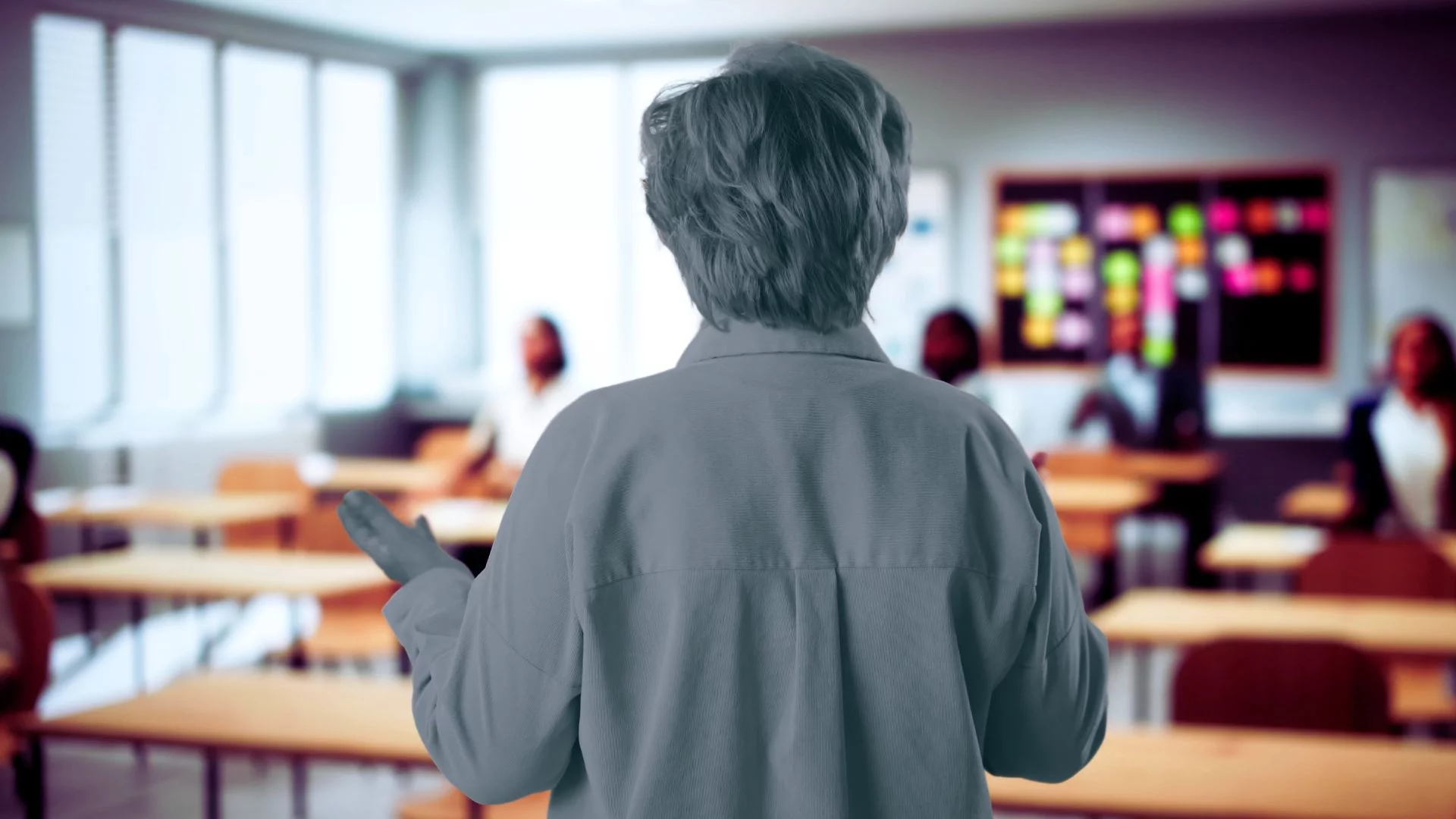 Polska potrzebuje młodych nauczycieli. "Jak kania dżdżu" Nauczycielka w wieku średnim na tle klasy. Prezes ZNP powiedział, że Polska potrzebuje młodych nauczycieli.