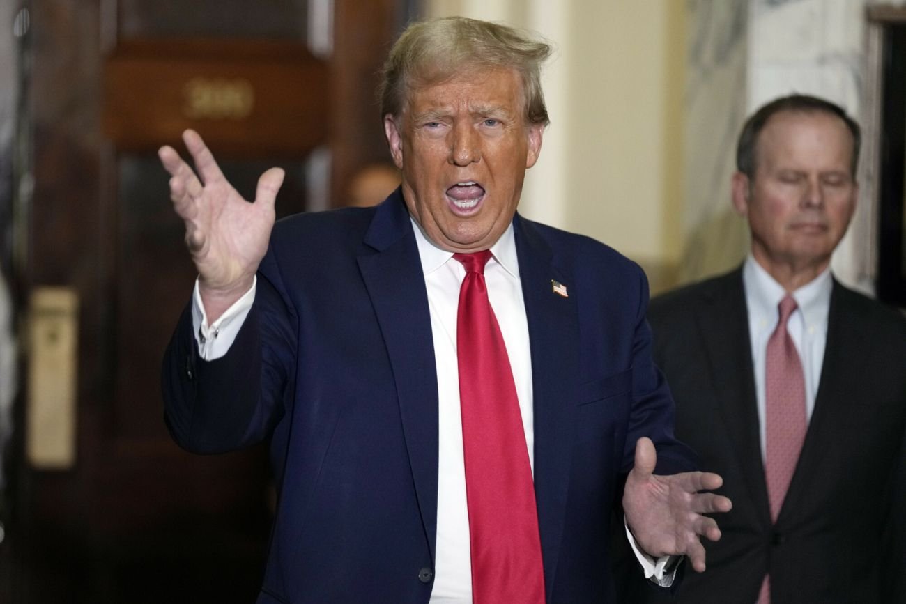 Były prezydent Donald Trump przed rozprawą w sprawie oszustwa gospodarczego, 17 października 2023 r.