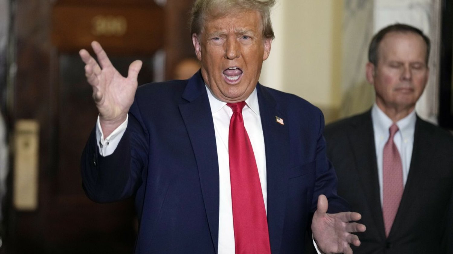 Były prezydent Donald Trump przed rozprawą w sprawie oszustwa gospodarczego, 17 października 2023 r.