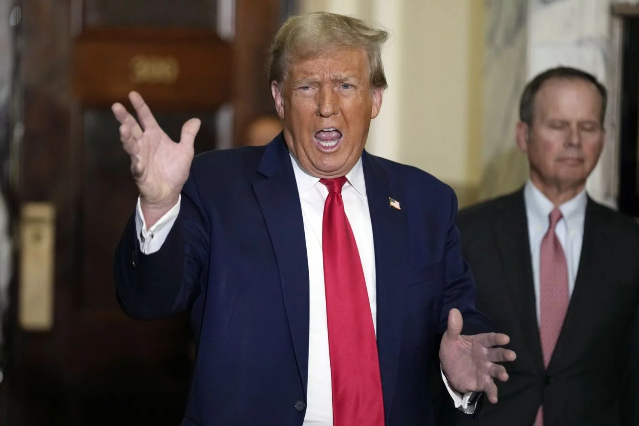 Były prezydent Donald Trump przed rozprawą w sprawie oszustwa gospodarczego, 17 października 2023 r.