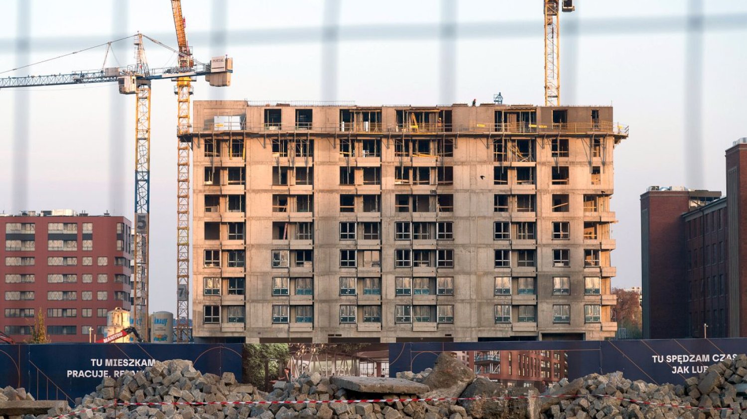 Co bardziej się opłaci - kredyt na 2 proc. czy "Mieszkanie bez wkładu własnego"? Sprawdź