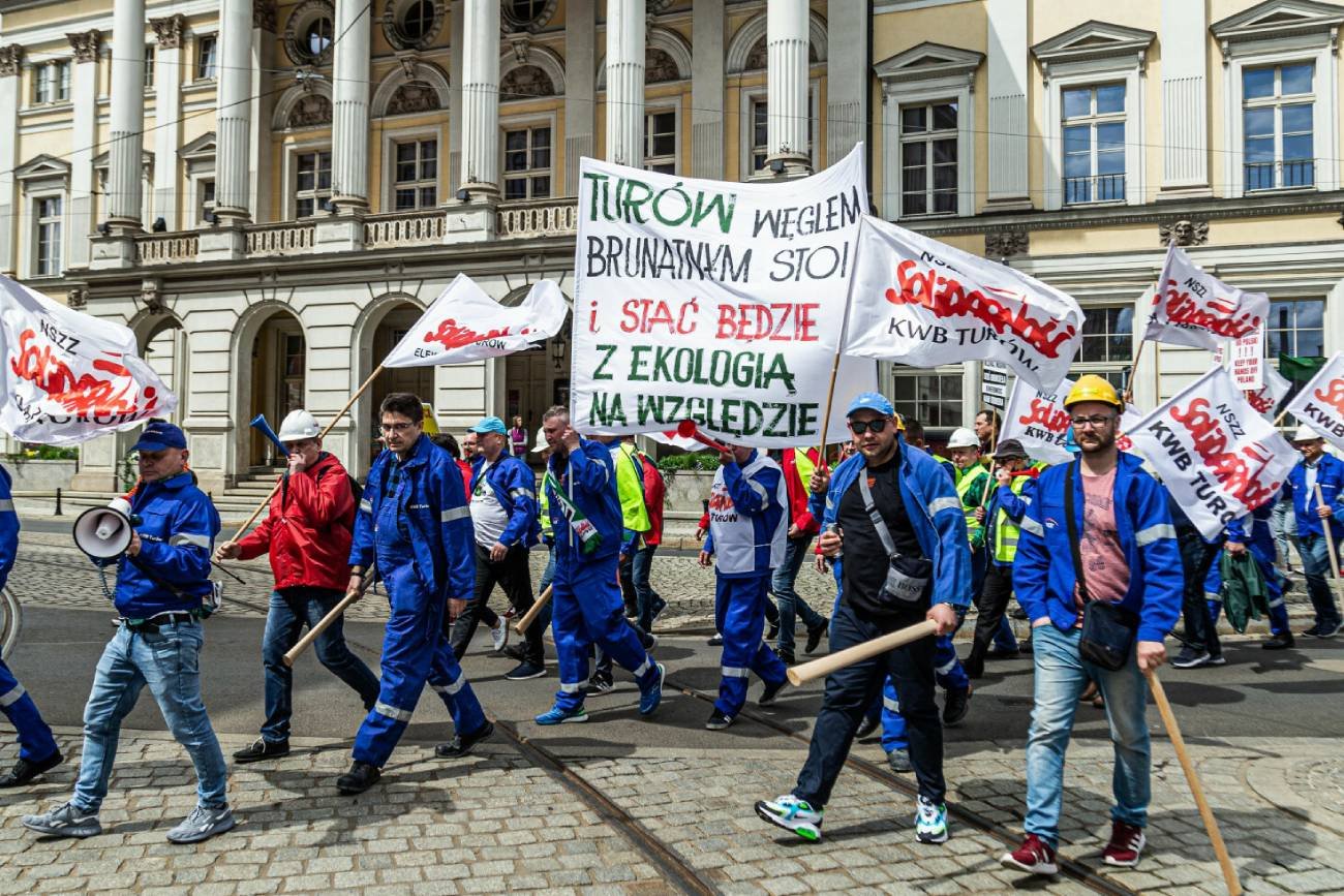 Związkowcy z kopalni w Turowie podczas manifestacji we Wrocławiu