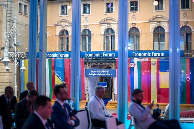 W maratonie panelowych dyskusji uczestniczyli obecni i byli ministrowie, premierzy, liderzy partii, szefowie instytucji i przedsiębiorstw czy przedstawiciele NGO.
