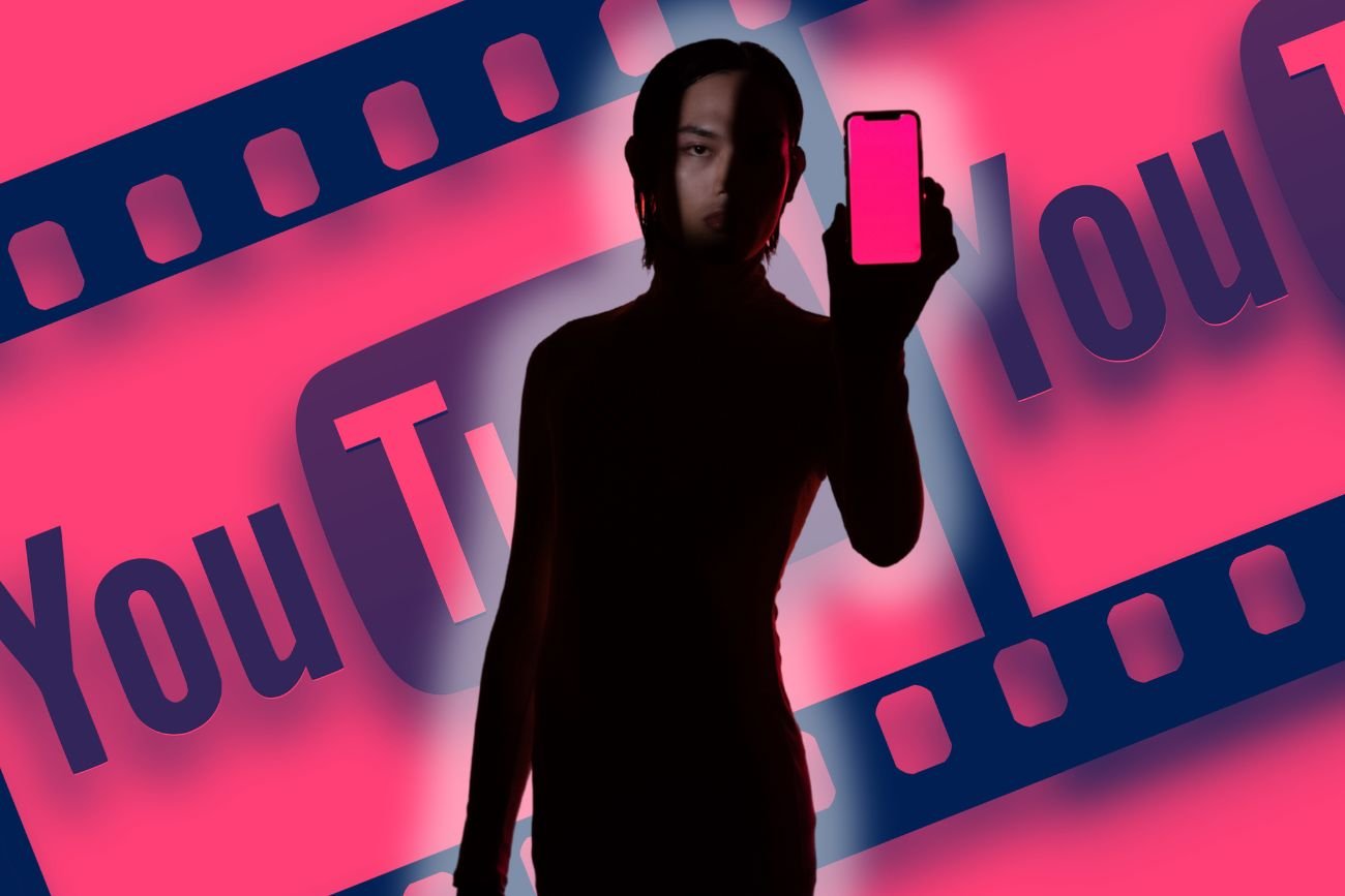 Logo YouTube i osoba ukrywająca się za awatarem.