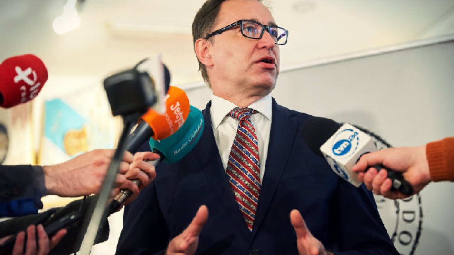 Prezes IPN Jarosław Szarek tylko w 2017 roku dostał dodatkowo niemal 70 tys. złotych