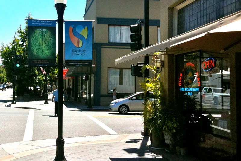 Singularity University reklamuje się w całym Mountain View - po lewej baner reklamujący uczelnię