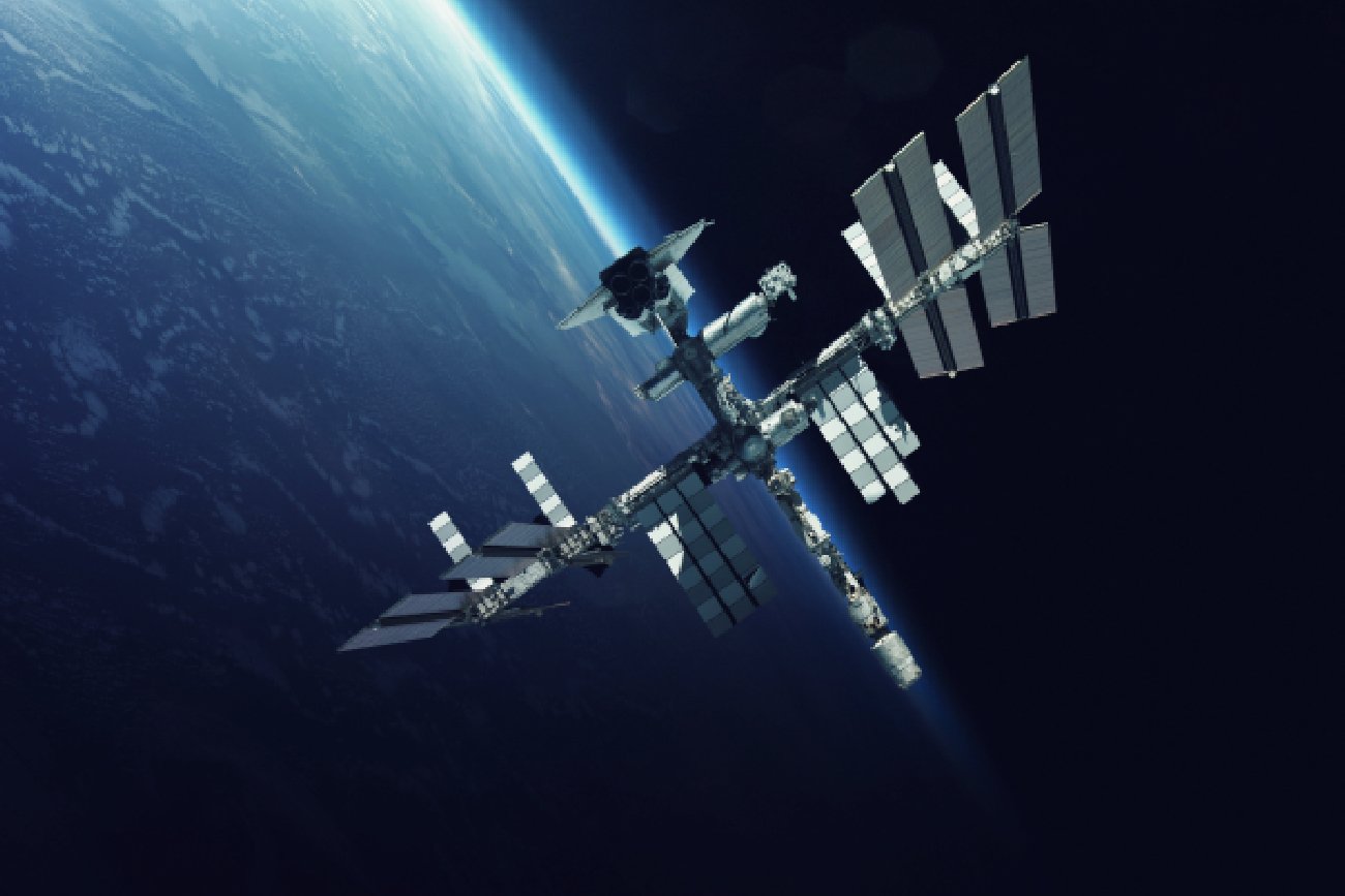międzynarodowa stacja kosmiczna zawieszona nad planetą ziemia w kosmosie