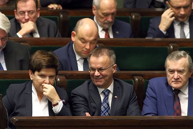 Premier Szydło obok jednego z setki wiceministrów - Jarosława Sellina z resortu kultury