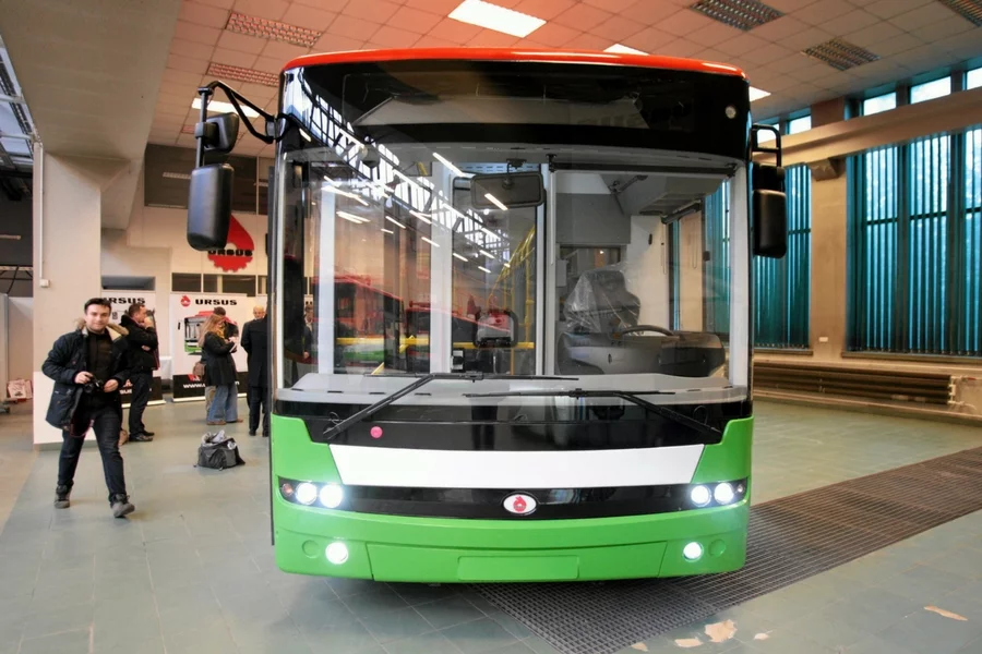 Elektryczny autobus z fabryki Ursusa.