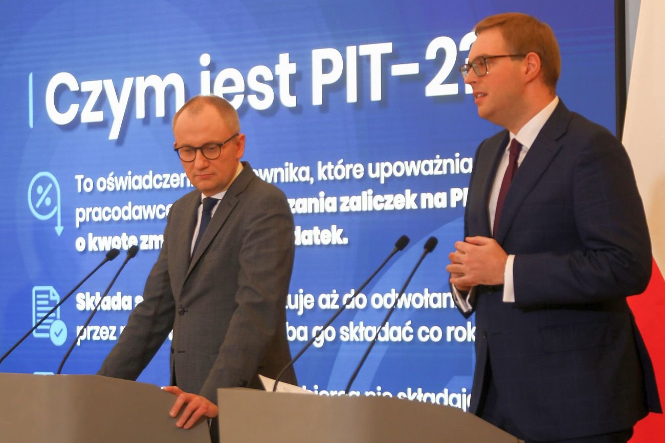 Błażej Poboży z MSWiA i Jan Sarnowski z Ministerstwa Finansów tłumaczyli, że według nich PIT-2 można złożyć w dowolnym momencie. Ale zapowiedzieli też zmianę przepisów, by PIT-2 można było złożyć w dowolnym momencie...