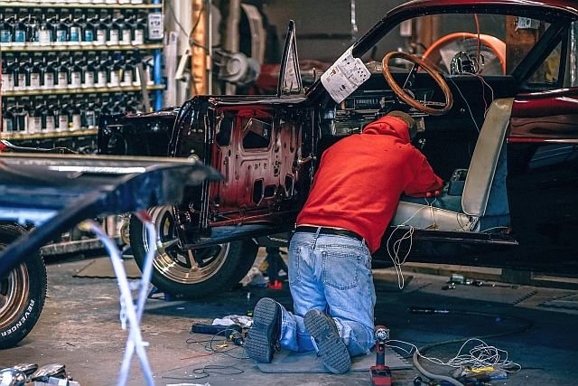 Urzędniczki, które próbowały ukarać pomocnego mechanika, wcześniej dostały nagrodę za pomoc przedsiębiorcom