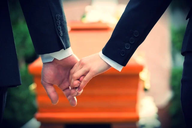 Błędem rodziców, którzy organizują pogrzeb noworodka, jest to, że nie zapraszają dalszej rodziny na pogrzeb. W ten sposób trudniej im potem zmierzyć się z żałobą, bo nie mają wsparcia - uważa mistrzyni ceremonii Anna Borowik