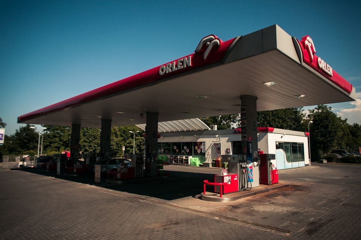 Według prognoz ekspertów, cena popularnej 95-tki spadnie w ostatnim tygodniu wakacji poniżej 5 zł za litr.