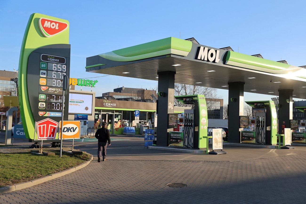 Gdzie teraz będzie tankować prawica? Część fanów PiS zamierza brać benzynę z węgierskich stacji MOL