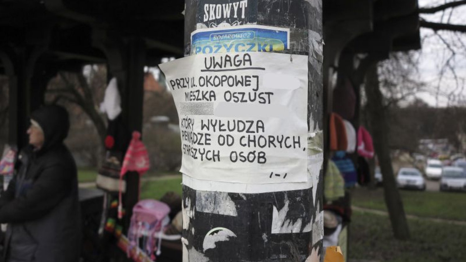 Zamiast wywieszać ogłoszenia na słupie, Polacy wolą napisać list do skarbówki