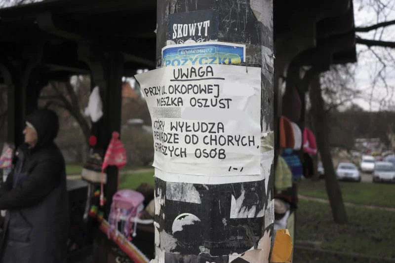 Zamiast wywieszać ogłoszenia na słupie, Polacy wolą napisać list do skarbówki