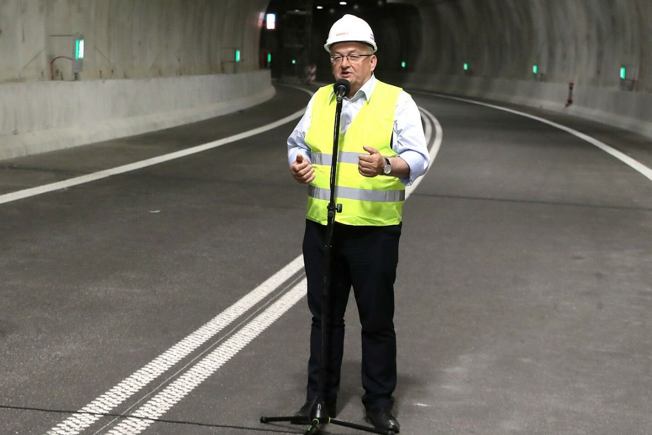 Minister Adamczyk kupując Yanosika na swoje biuro poselskie chciał zapewnić sobie "maksymalne bezpieczeństwo". Tak przynajmniej twierdzi