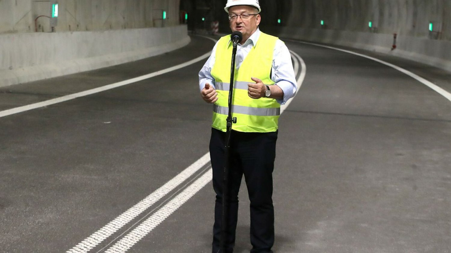Minister Adamczyk kupując Yanosika na swoje biuro poselskie chciał zapewnić sobie "maksymalne bezpieczeństwo". Tak przynajmniej twierdzi