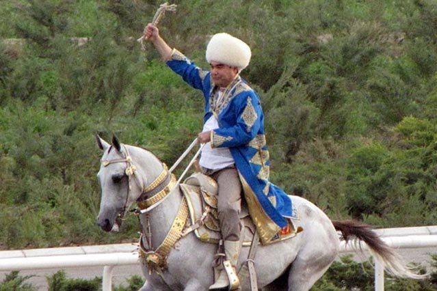 Prezydent Turkmenistanu nosi tytuł „Narodowego Hodowcy Koni” i często można go zobaczyć w siodle