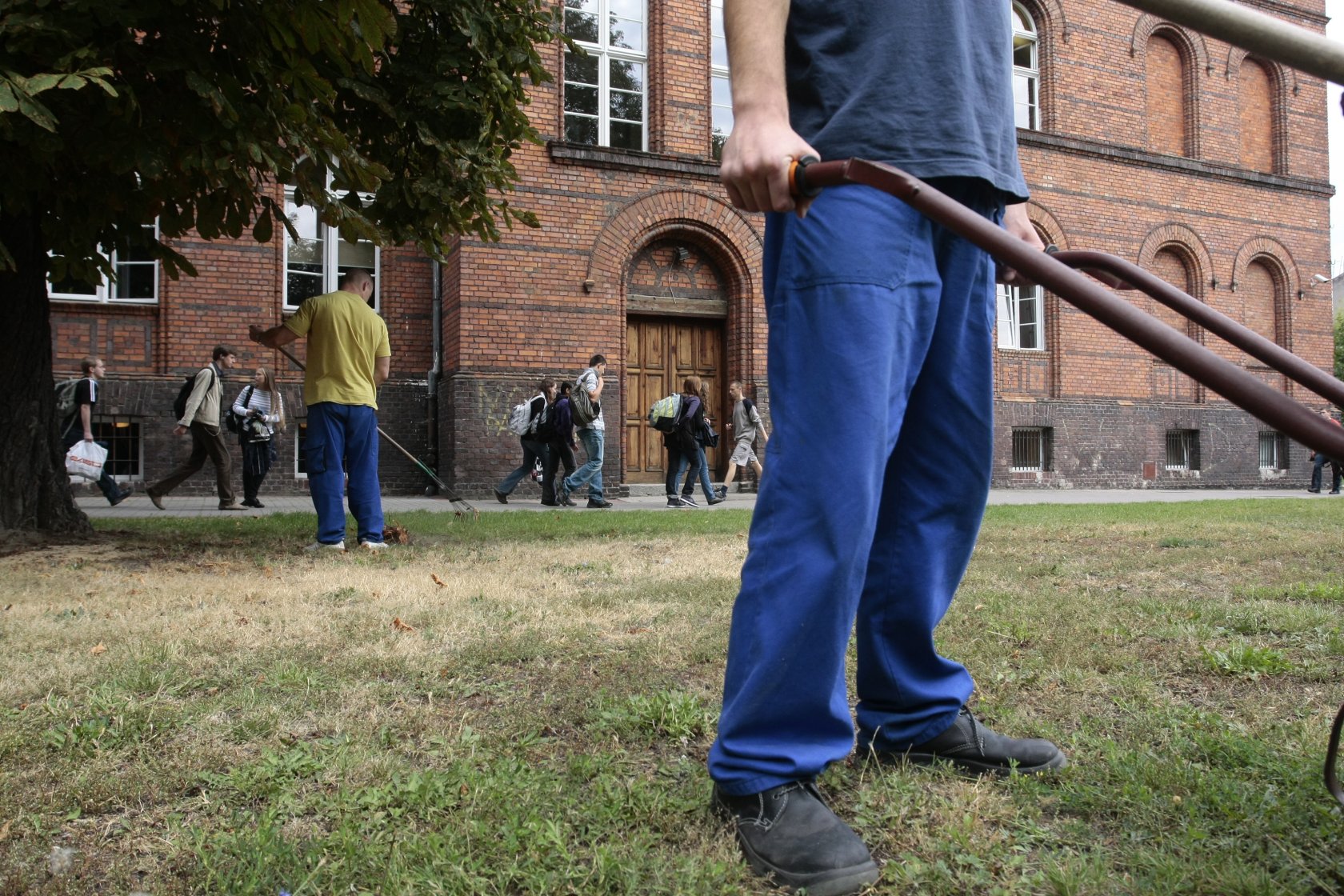 Zapotrzebowanie na pracę więźniów niejednokrotnie przekracza możliwości zatrudnienia - twierdzi Służba Więzienna.