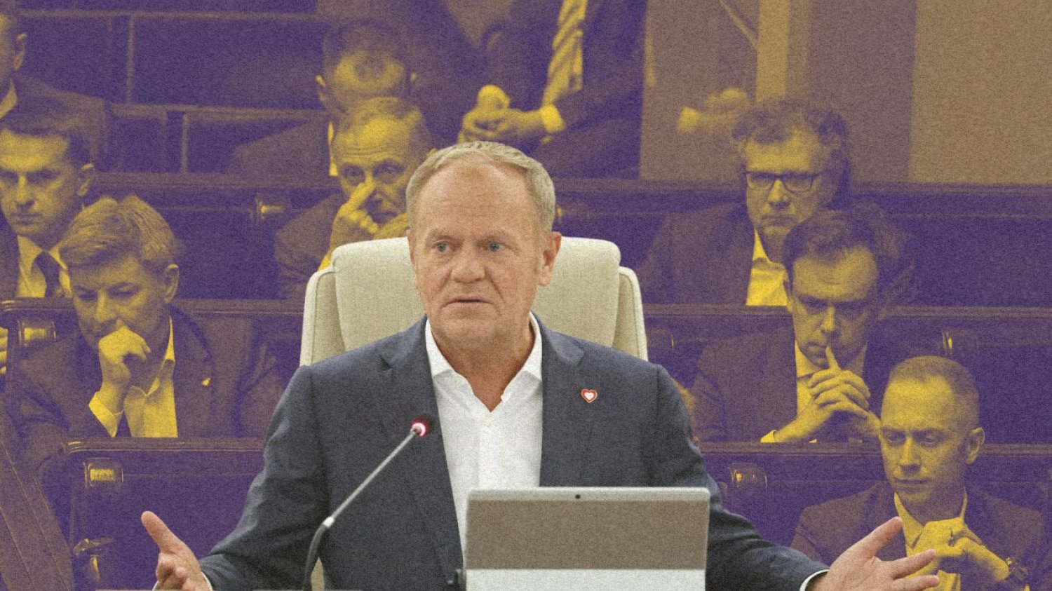 Donald Tusk na tle ministrów.