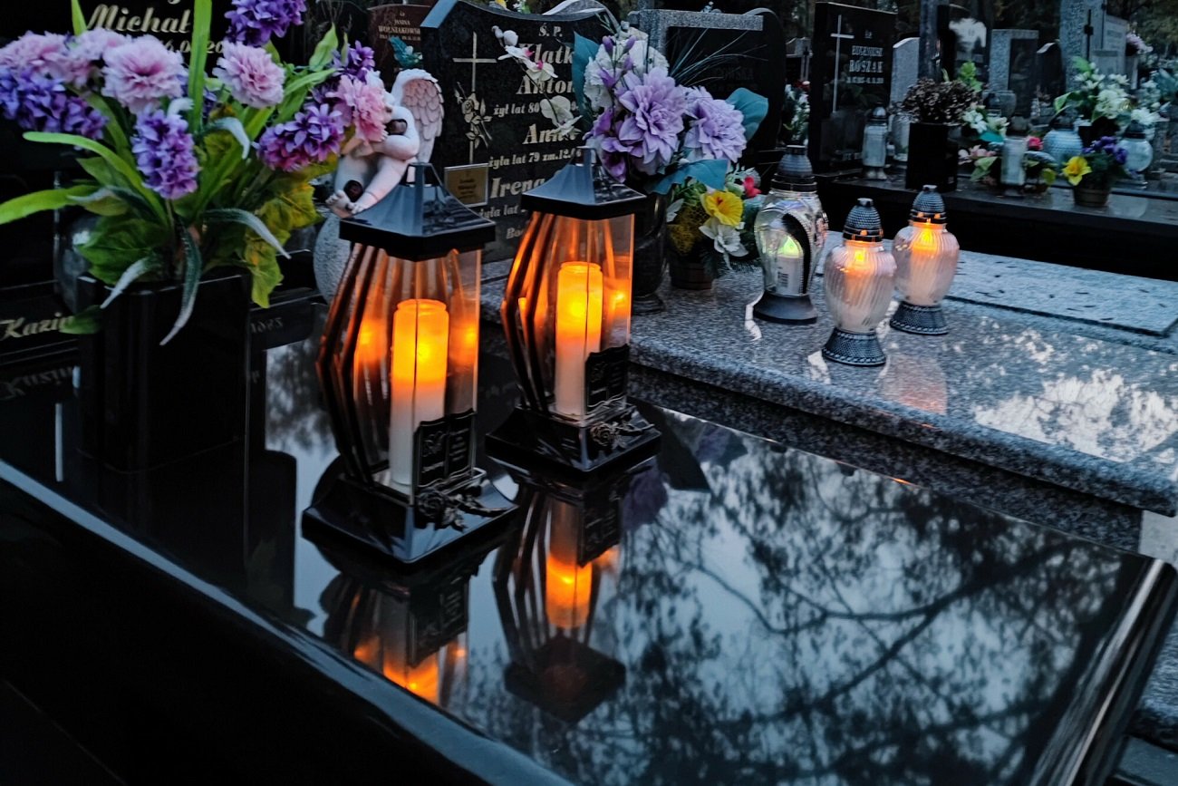 Jak znaleźć grób danej osoby przed 1 listopada?