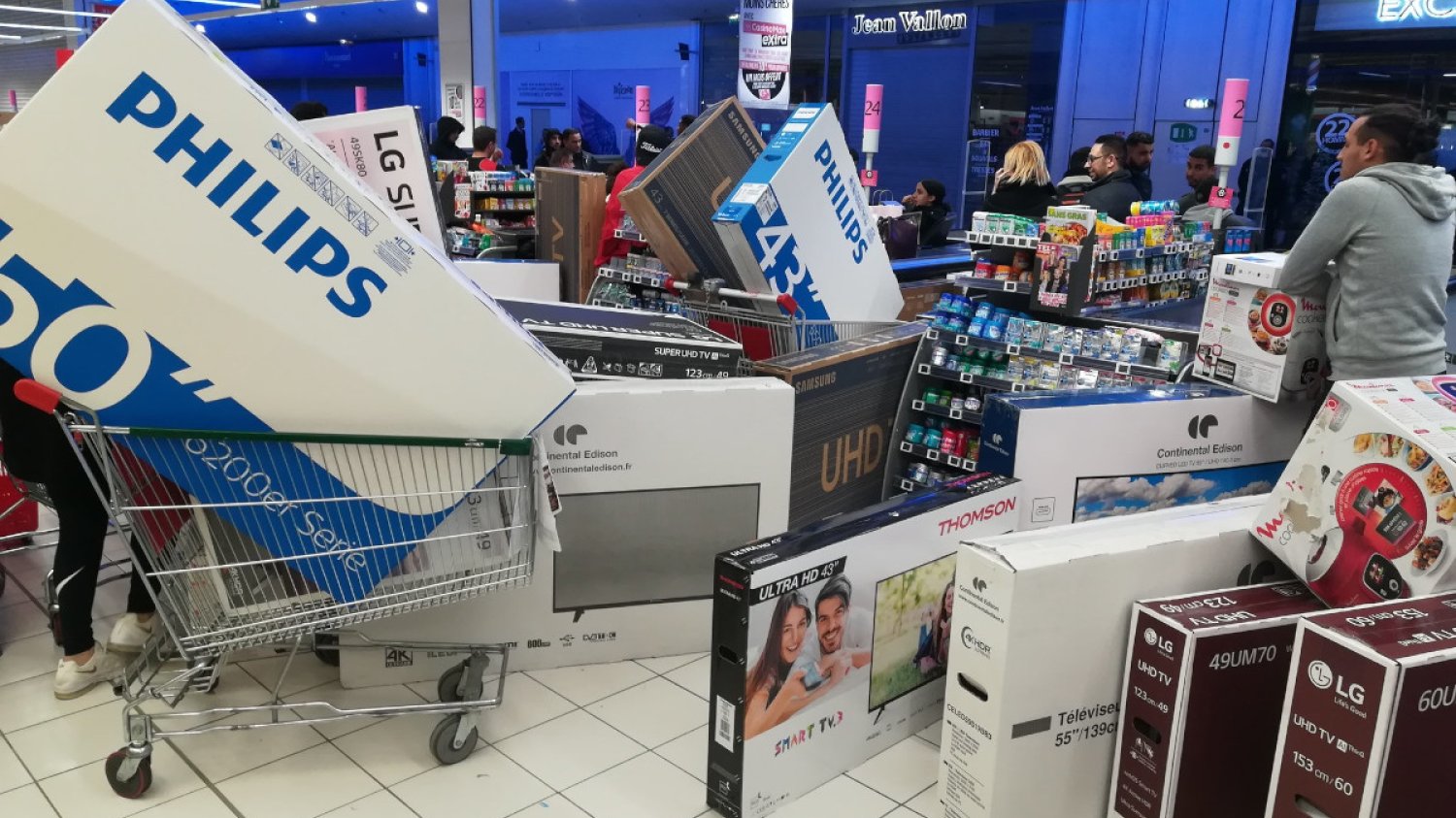 Klienci szturmujący sklep w wyniku omyłkowej przeceny telewizorów we Francji.