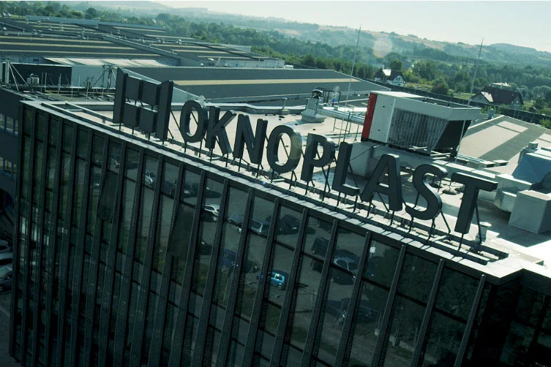 OKNOPLAST jest jednym z europejskich liderów w produkcji drzwi i okien PCV. Teraz jego katalog rozwiązań dla domu wzbogacił się o bramy garażowe