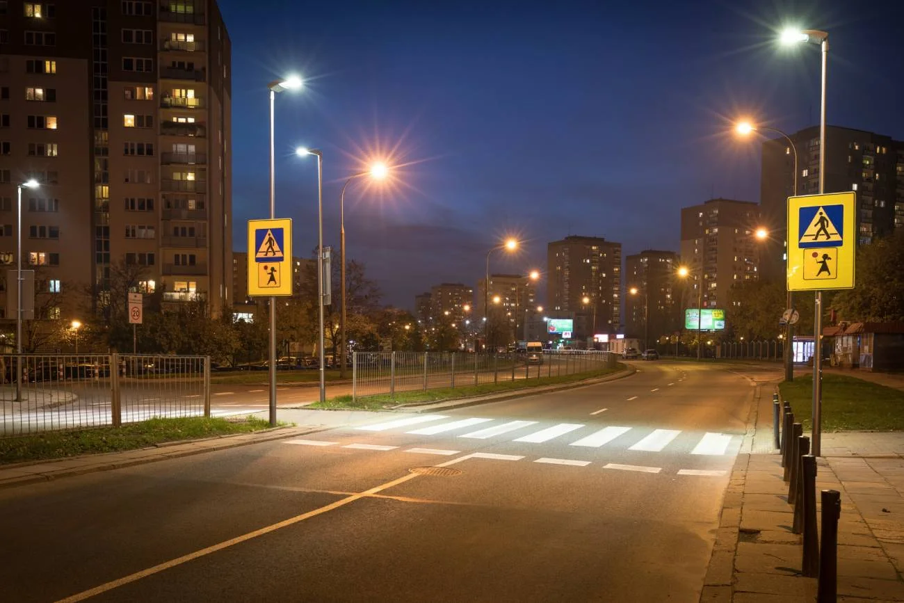 polska ulica nocą oświetlona latarniami