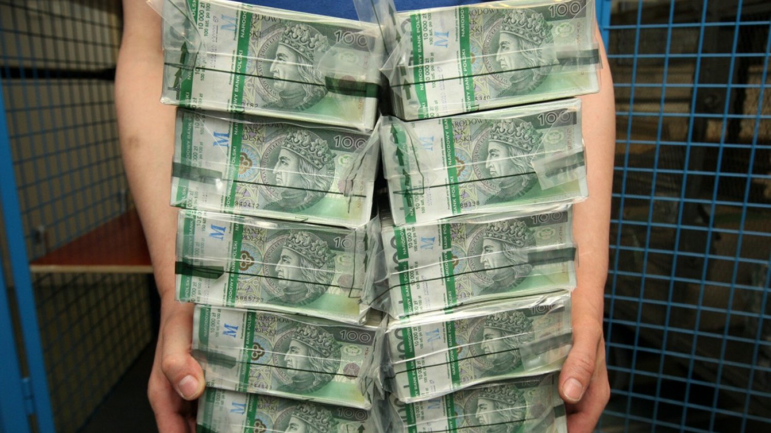 Mężczyzna dźwiga 50 mln zł w banknotach 100-złotowych