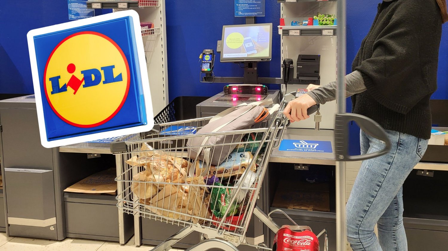 Lidl ma nowe promocje na weekend. Kawa i masło w rekordowych cenach. Kobieta z wózkiem zakupów w sklepie Lidl.