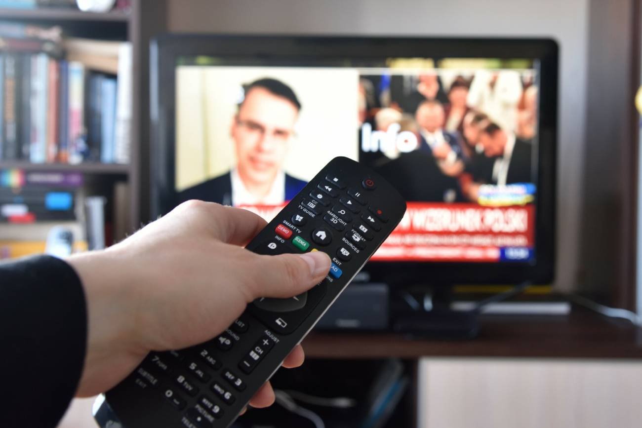 Pilot do telewizora i program TVP Info w tle