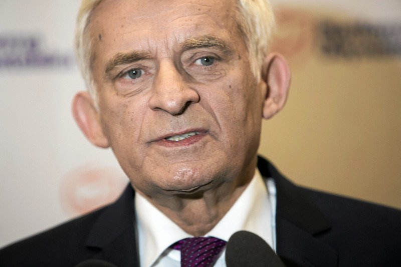 Jerzy Buzek chwali się, że założył dwie różne skarpetki. Dlaczego? W ten sposób były premier wspiera ważną akcję.