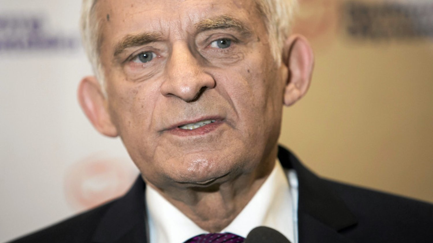 Jerzy Buzek chwali się, że założył dwie różne skarpetki. Dlaczego? W ten sposób były premier wspiera ważną akcję.