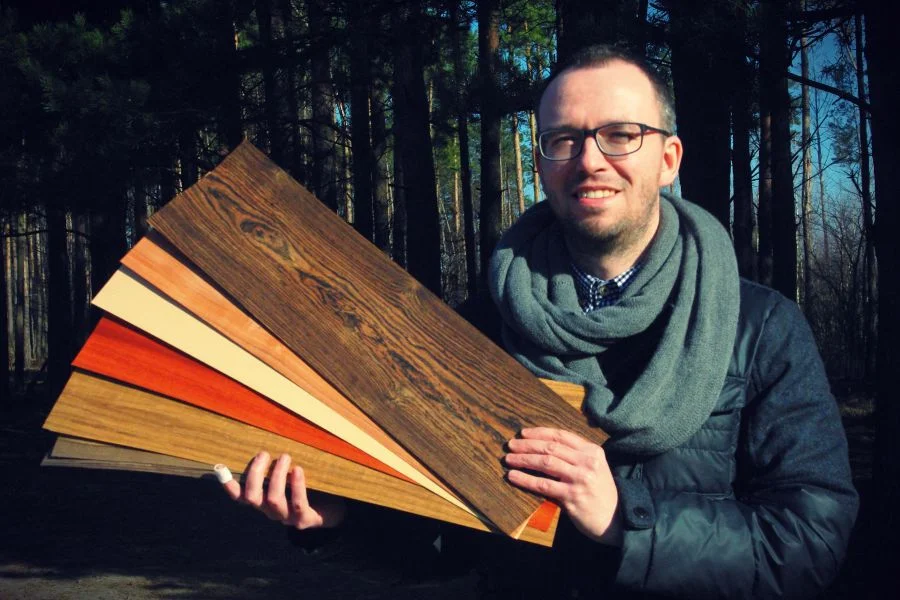 Maciek Boczkowski prezentuje surowiec, którego szuka po całej Polsce. Za jego plecami widać już Puszczę Kampinoską