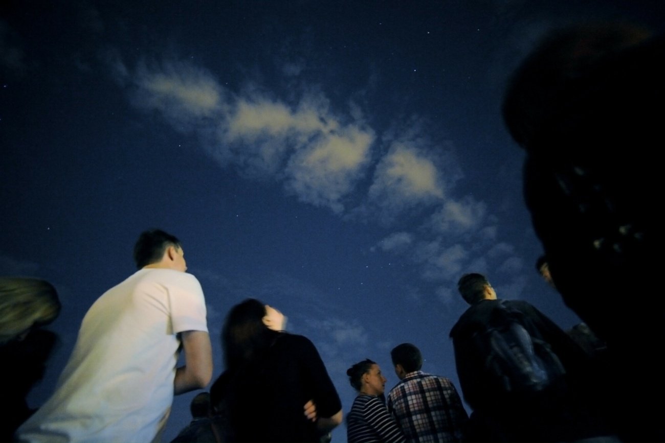 Ludzie obserwują niebo.