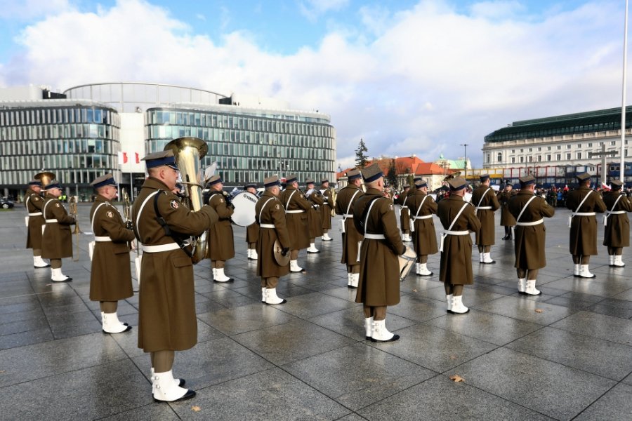 W tym roku 11 listopada wypadnie w niedzielę, PiS postanowił zrekompensować Polakom tę fatalną sytuację i chce ustanowić 12 listopada br. świętem.