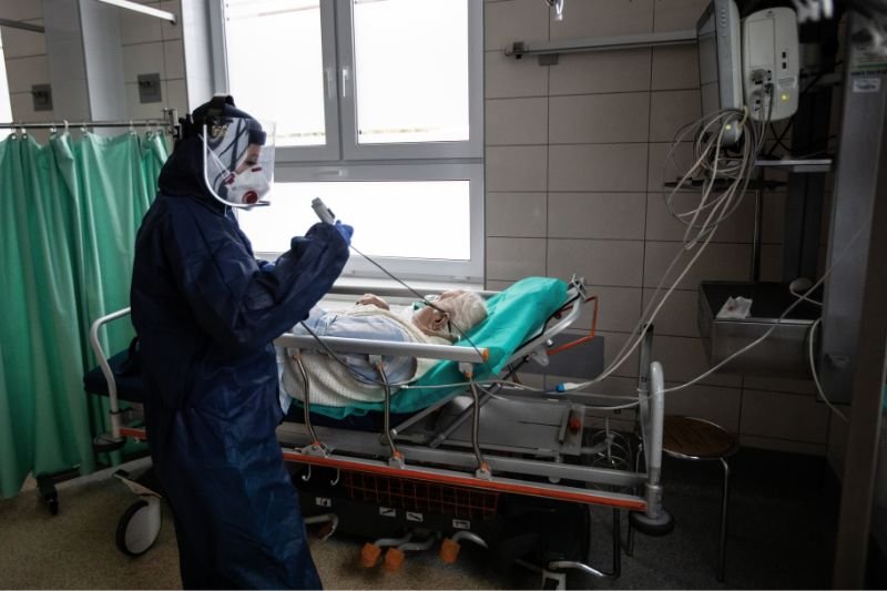 Lekarzom zarzuca się "nieodpowiedzialność" zapominając o heroizmie.