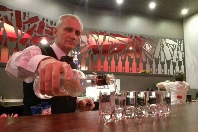 Pan Roman, słynny warszawski barman zamyka swój lokal "Przekąski u Romana".