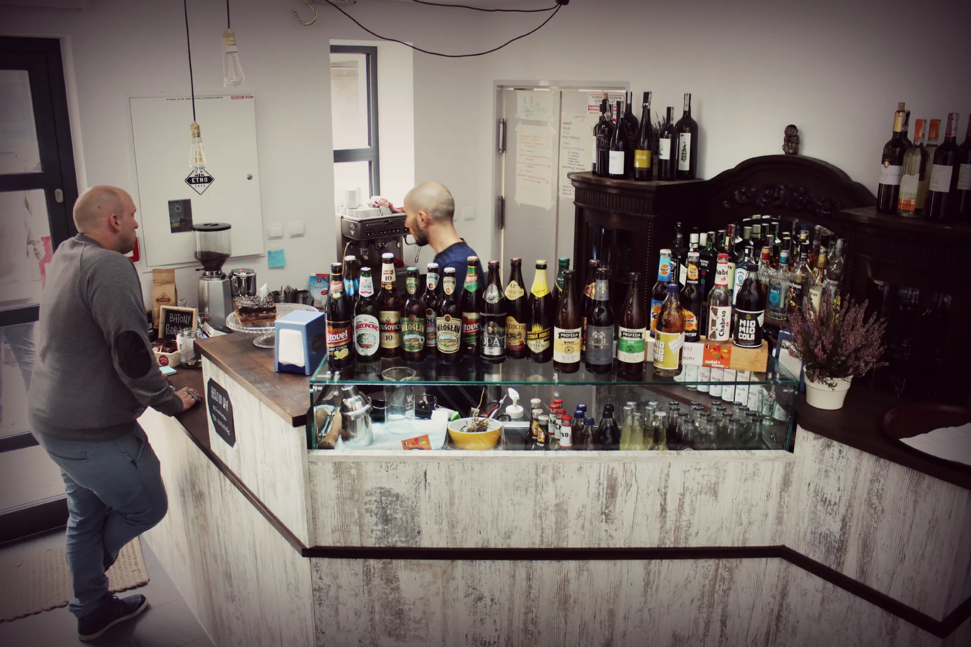 Bar w Znasz Ich Cafe Bistro