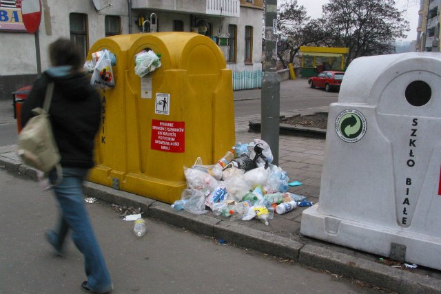 Tony plastikowych butelek zalegających na ulicach, trawnikach, wysypiskach oraz morzach i oceanach staje się coraz większym problemem