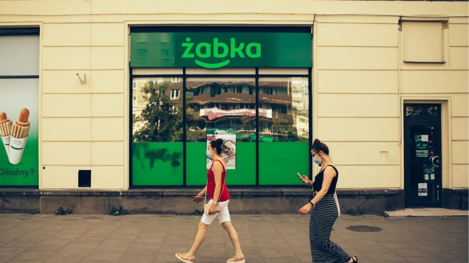Wielu klientów Żabki odmawia noszenia w sklepach maseczek ochronnych.