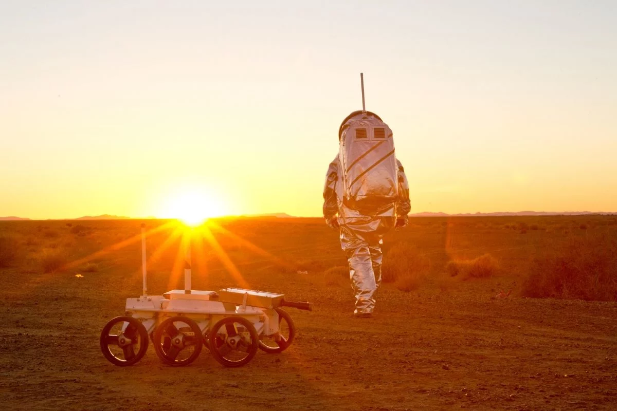 Podczas analogowych misji testowane są zarówno procedury, których astronauci będą musieli przestrzegać podczas prawdziwej misji, jak i działanie urządzeń takich jak łaziki.