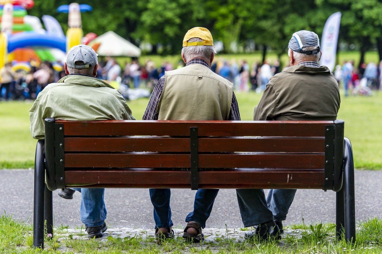 trzech emerytów na ławce w parku